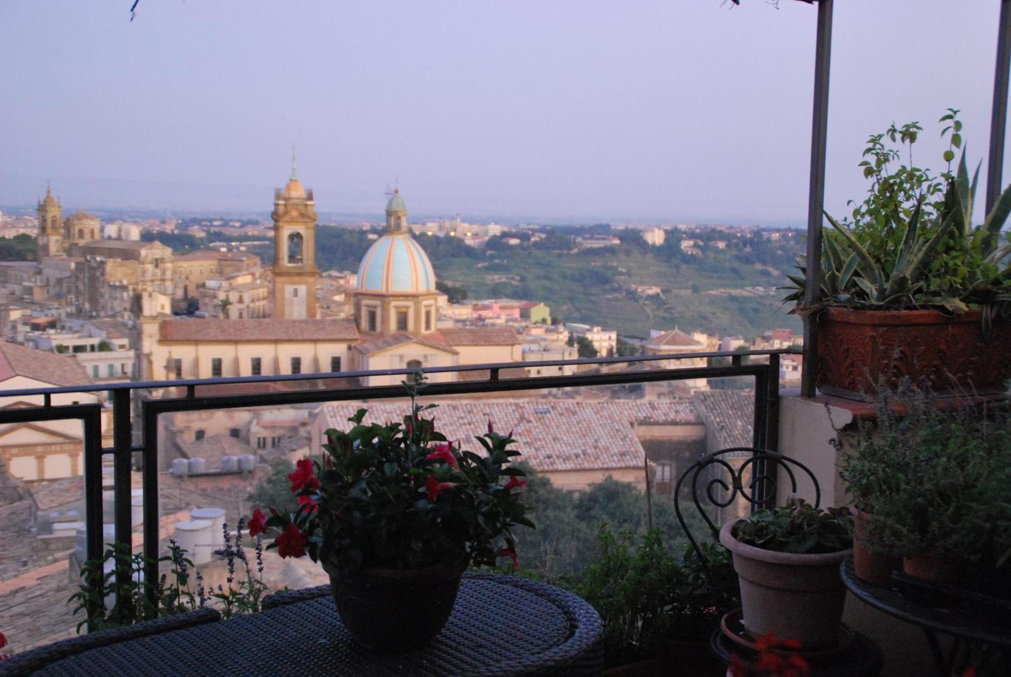 B&B TreMetriSoprailCielo Camere con vista terrazzo panoramico Caltagirone Esterno foto