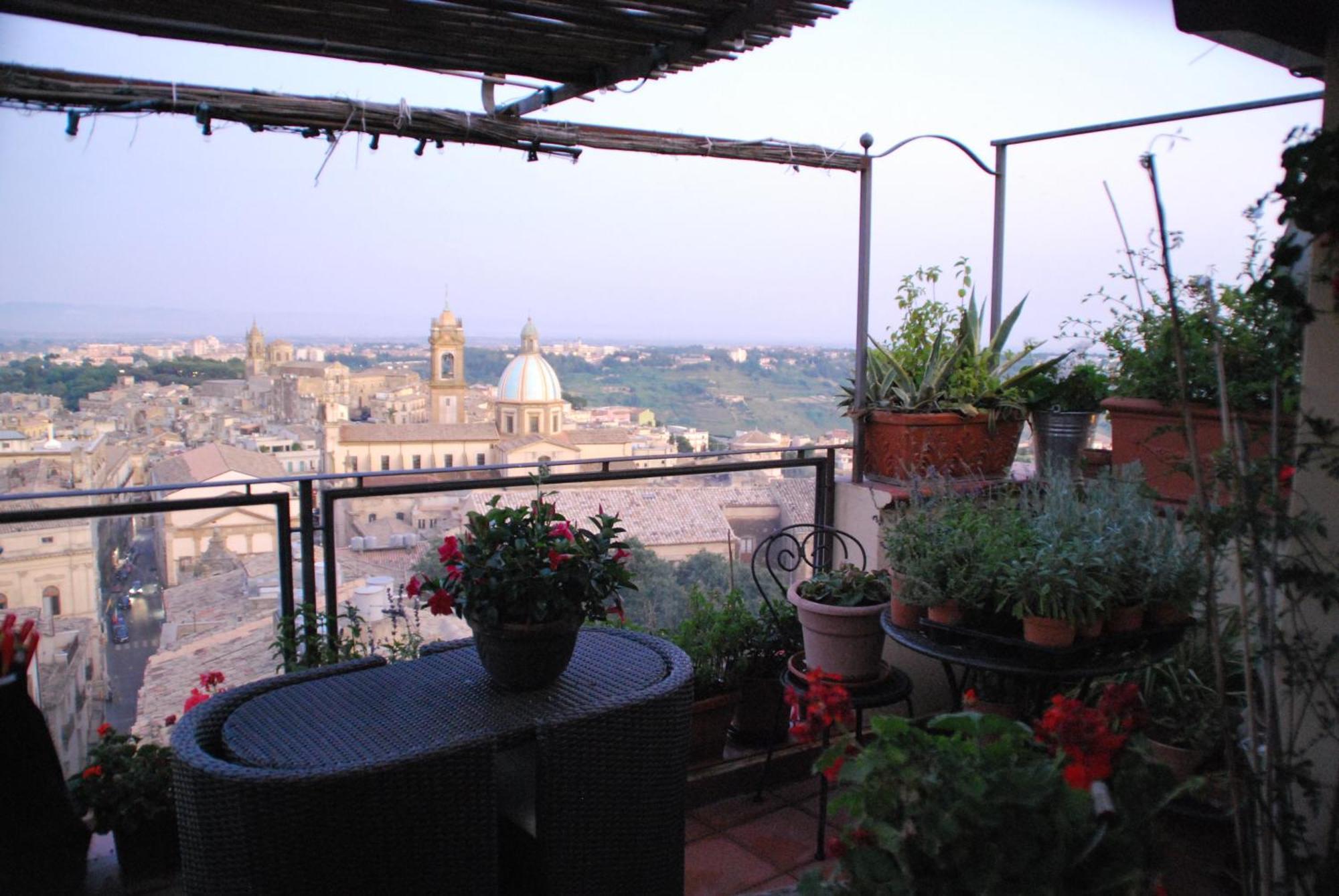 B&B TreMetriSoprailCielo Camere con vista terrazzo panoramico Caltagirone Esterno foto