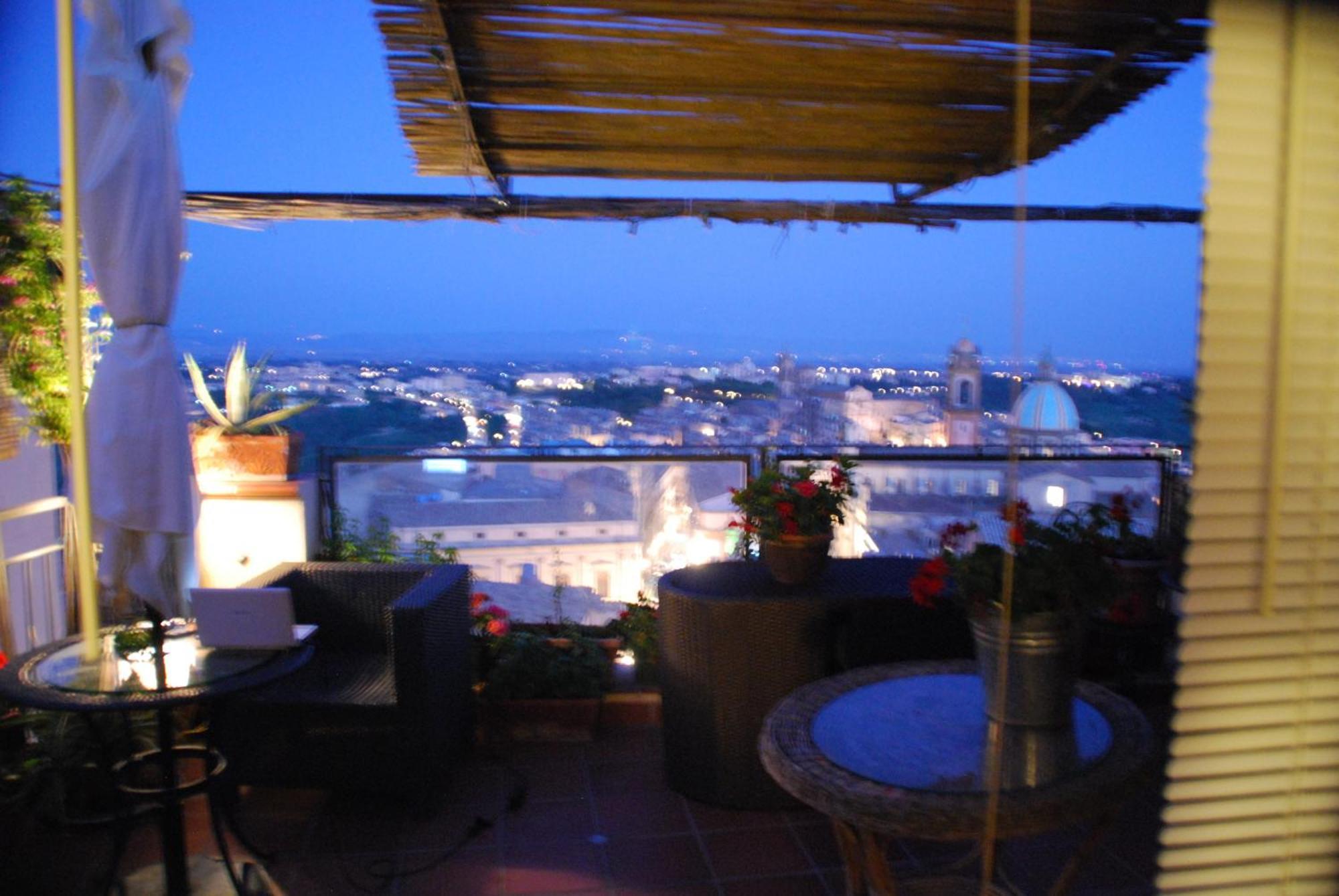 B&B TreMetriSoprailCielo Camere con vista terrazzo panoramico Caltagirone Esterno foto
